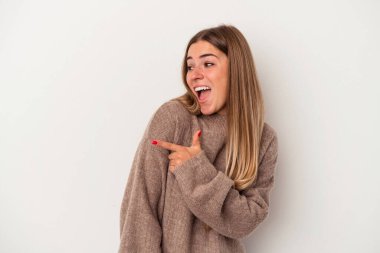 Beyaz arka planda soyutlanmış genç bir Rus kadın üzgün, ciddi bir yüz, mutsuz ve hoşnutsuz..