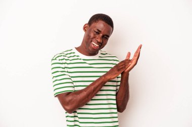 Genç Afrikalı Amerikalı adam beyaz arka planda izole edilmiş enerjik ve rahat hissediyor, kendinden emin ellerini ovuşturuyor..