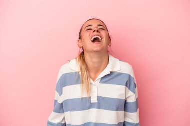 Pembe arka planda izole edilmiş genç Rus kadın gülümsüyor ve başparmağını kaldırıyor.