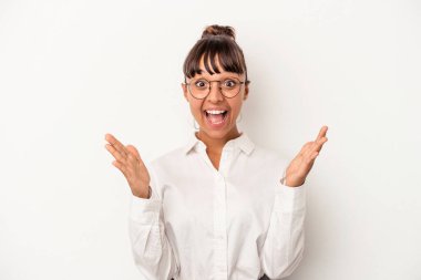 Genç melez iş kadını beyaz arka planda izole edilmiş. Hoş bir sürprizle karşılaşıyor, heyecanlı ve el kaldırıyor..