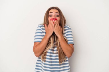 Beyaz arka planda izole edilmiş genç bir Rus kadın neşeli ve kendinden emin, iyi bir hareket gösteriyor..