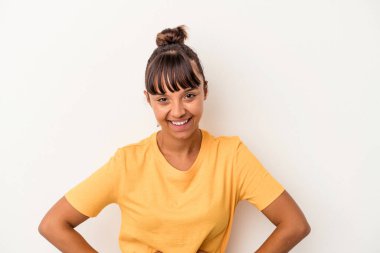 Genç melez kadın beyaz arka planda izole edilmiş mutlu, güler yüzlü ve neşeli..