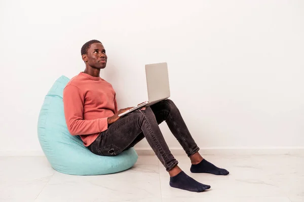 Joven Hombre Afroamericano Sentado Una Bocanada Usando Ordenador Portátil Aislado —  Fotos de Stock