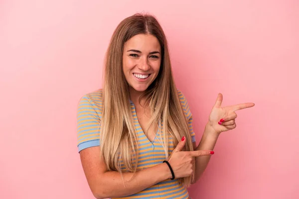 Giovane Donna Russa Isolata Sfondo Rosa Sorridente Allegramente Indicando Con — Foto Stock