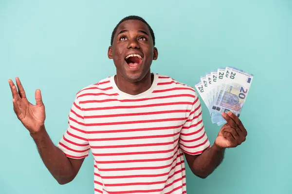 Mladý Afroameričan Drží Bankovky Izolované Modrém Pozadí Dostává Příjemné Překvapení — Stock fotografie