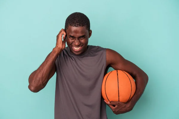 Joven Afroamericano Jugando Baloncesto Aislado Sobre Fondo Azul Cubriendo Orejas — Foto de Stock