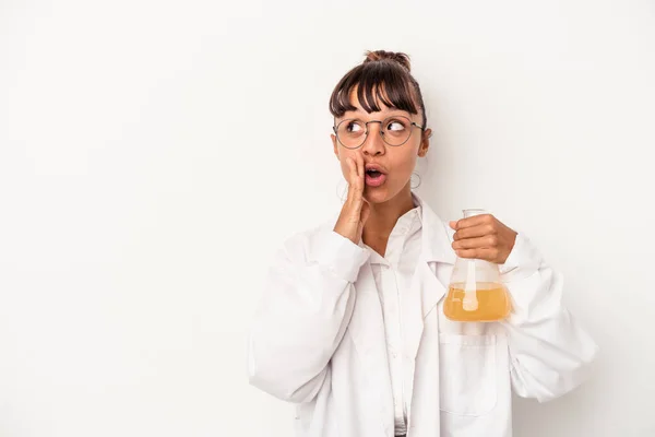 Junge Gemischte Rasse Wissenschaftler Frau Hält Ein Reagenzglas Isoliert Auf — Stockfoto