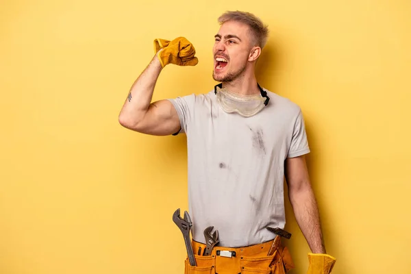 Young Electrician Caucasian Man Isolated Yellow Background Raising Fist Victory — Fotografia de Stock