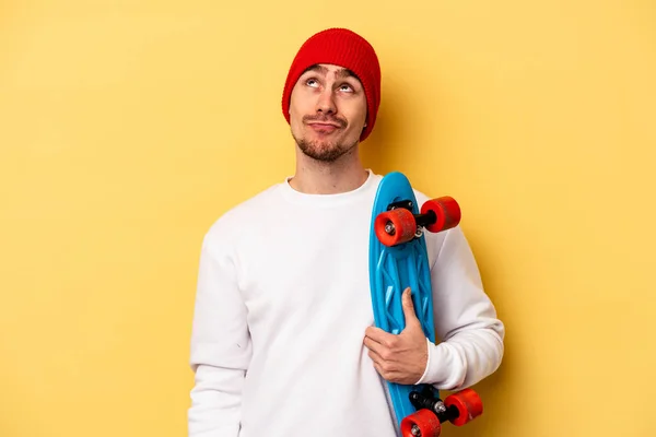 Young Skater Caucasian Man Isolated Yellow Background Dreaming Achieving Goals — Fotografia de Stock