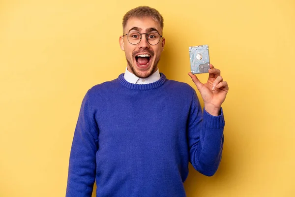 Young Computer Man Isolated Yellow Background — Fotografia de Stock