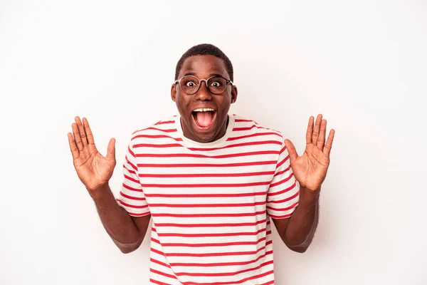 Mladý Africký Američan Izolovaný Bílém Pozadí Obdrží Příjemné Překvapení Vzrušení — Stock fotografie