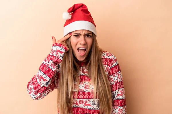 年轻的俄罗斯女人以米色背景庆祝圣诞节 用食指表现出失望的姿态 — 图库照片
