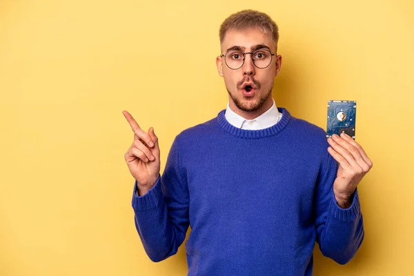 Young Computer Man Isolated Yellow Background Pointing Side — Foto de Stock