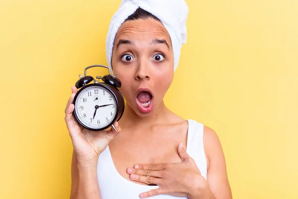 Young Mixed Race Woman Late Work Isolated Yellow Background — Stock Photo, Image