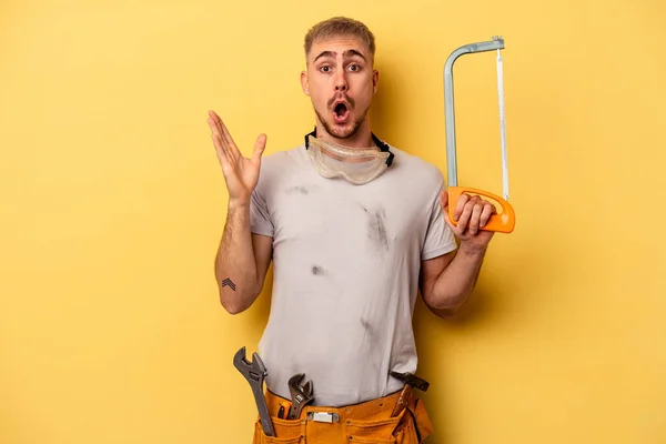 Νεαρός Ηλεκτρολόγος Καυκάσιος Άνδρας Απομονωμένος Κίτρινο Φόντο Έκπληκτος Και Σοκαρισμένος — Φωτογραφία Αρχείου