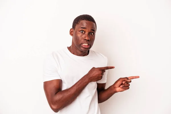 Ung Afrikansk Amerikansk Man Isolerad Vit Bakgrund Chockad Pekar Med — Stockfoto