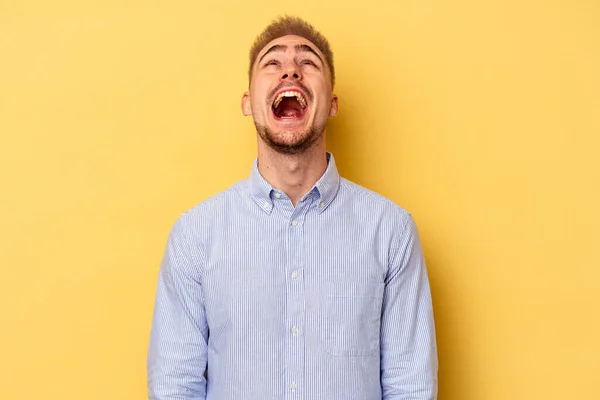 Jovem Caucasiano Isolado Fundo Amarelo Relaxado Feliz Rindo Pescoço Esticado — Fotografia de Stock