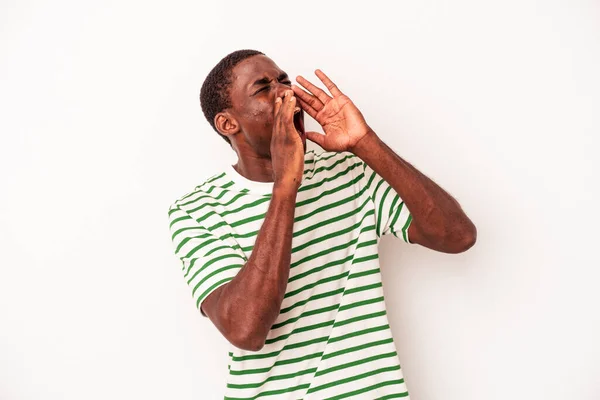 Jonge Afrikaanse Amerikaanse Man Geïsoleerd Witte Achtergrond Schreeuwen Opgewonden Naar — Stockfoto