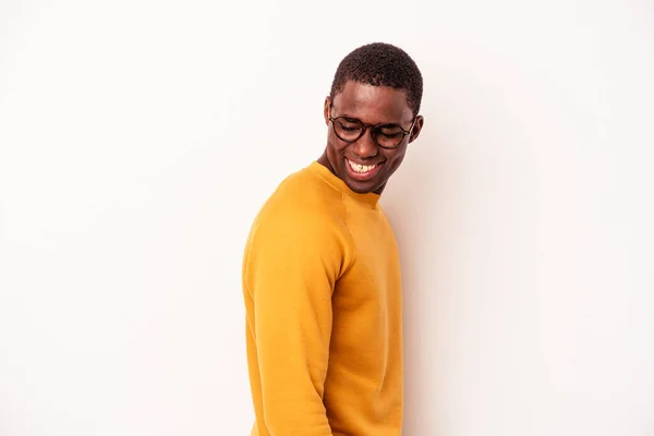 Νεαρός Αφροαμερικάνος Απομονωμένος Λευκό Φόντο Κοιτάζει Πέρα Χαμογελαστός Χαρούμενος Και — Φωτογραφία Αρχείου