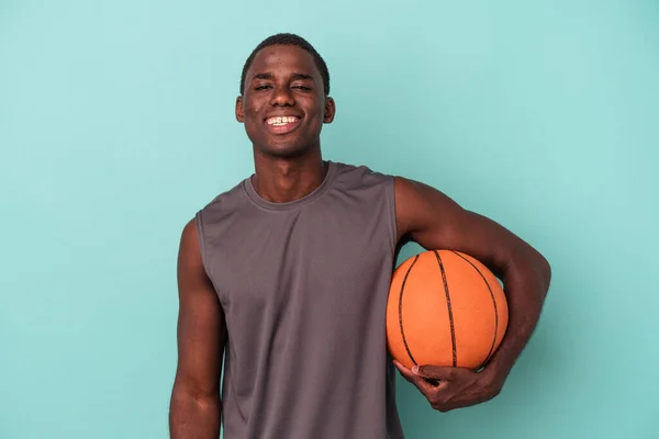Joven Afroamericano Jugando Baloncesto Aislado Sobre Fondo Azul Feliz Sonriente — Foto de Stock
