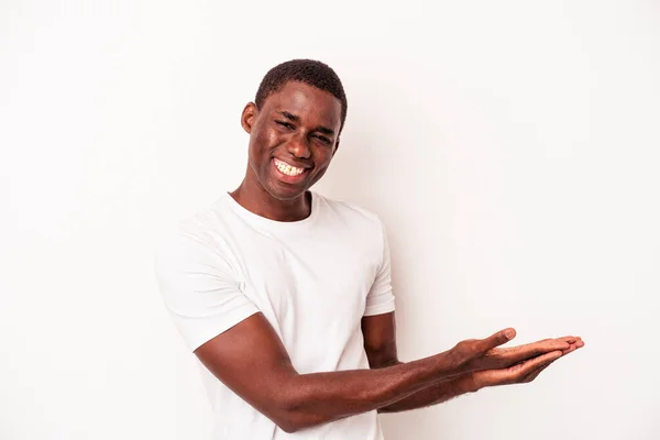 Beyaz Arka Planda Izole Edilmiş Genç Afro Amerikalı Bir Adam — Stok fotoğraf