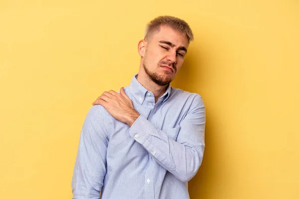 Young Caucasian Man Isolated Yellow Background Having Shoulder Pain — Stock Photo, Image