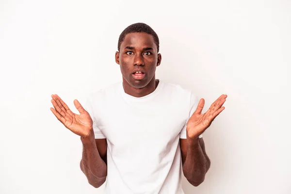 Mladý Africký Američan Izolovaný Bílém Pozadí Překvapen Šokován — Stock fotografie