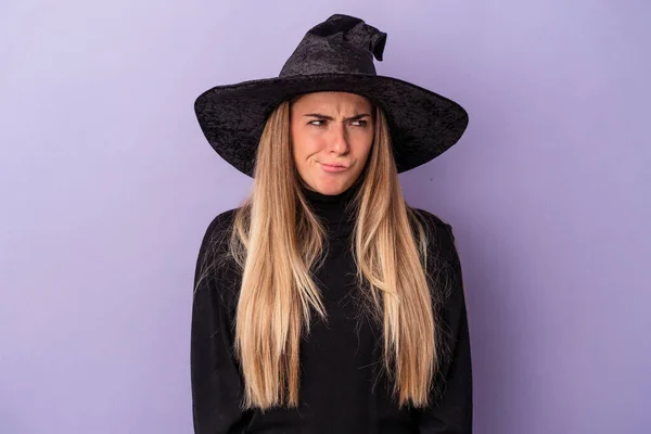 Joven Mujer Rusa Disfrazada Bruja Celebrando Halloween Aislada Sobre Fondo —  Fotos de Stock