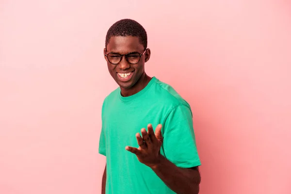 Junger Afrikanisch Amerikanischer Mann Isoliert Auf Rosa Hintergrund Streckt Hand — Stockfoto