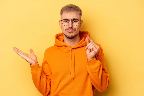 Jovem Caucasiano Isolado Fundo Amarelo Mostrando Que Ela Não Tem — Fotografia de Stock