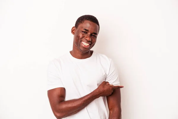 Giovane Uomo Afroamericano Isolato Sfondo Bianco Sorridente Indicante Parte Mostrando — Foto Stock