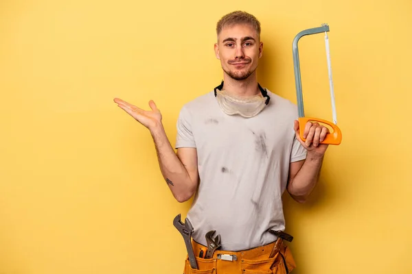 Giovane Elettricista Caucasico Isolato Sfondo Giallo Mostrando Uno Spazio Copia — Foto Stock