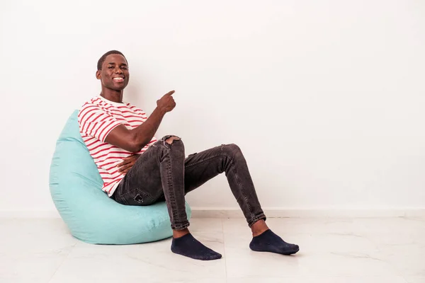 Joven Hombre Afroamericano Sentado Soplo Aislado Sobre Fondo Blanco Sonriendo —  Fotos de Stock