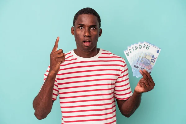 Mladý Afroameričan Držící Bankovky Izolované Modrém Pozadí Nějakou Skvělou Myšlenkou — Stock fotografie