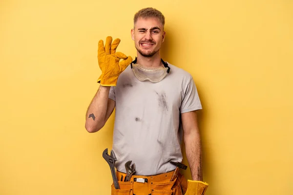 Young Electrician Caucasian Man Isolated Yellow Background Cheerful Confident Showing — Fotografia de Stock