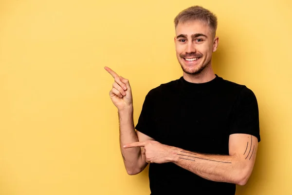 Jovem Caucasiano Isolado Fundo Amarelo Animado Apontando Com Dedos Indicador — Fotografia de Stock