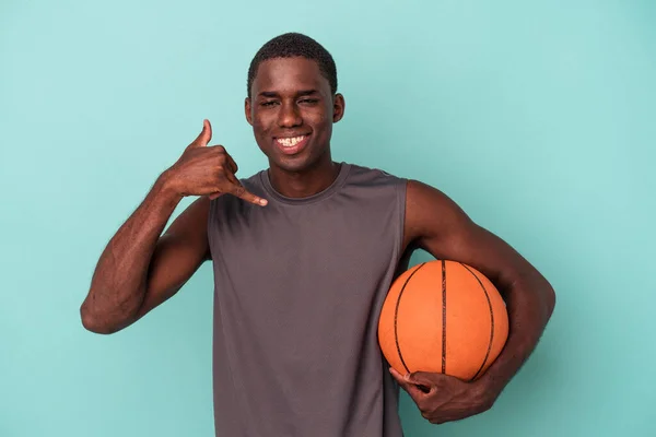 Giovane Uomo Afroamericano Che Gioca Basket Isolato Sfondo Blu Mostrando — Foto Stock