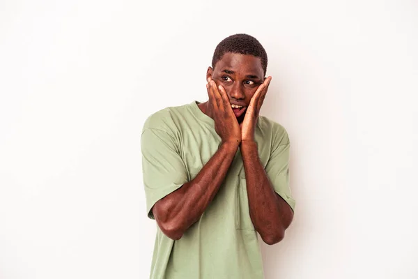 Joven Afroamericano Aislado Sobre Fondo Blanco Asustado Asustado — Foto de Stock