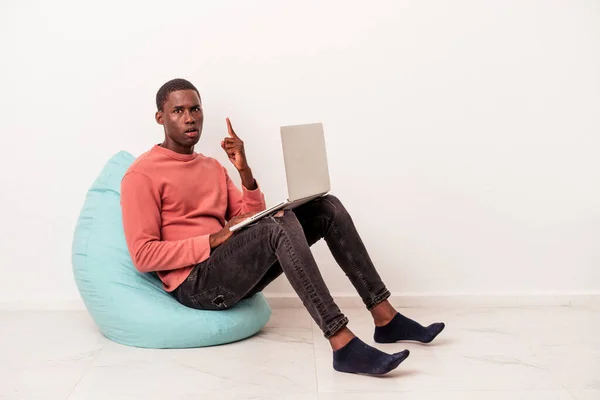 Joven Hombre Afroamericano Sentado Una Bocanada Usando Ordenador Portátil Aislado —  Fotos de Stock