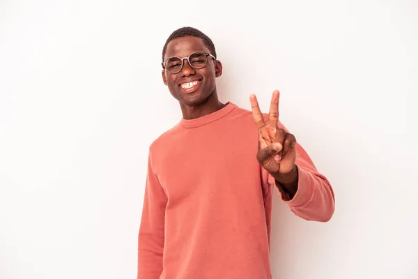 年轻的非洲裔美国人 在白人背景上被隔离 快乐而无忧无虑 用手指展示和平的象征 — 图库照片