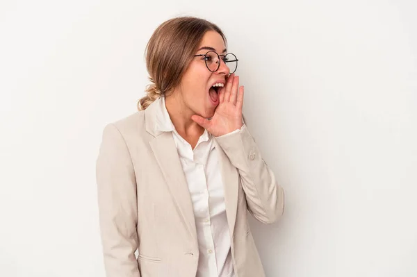 Joven Mujer Negocios Rusa Aislada Sobre Fondo Blanco Gritando Sosteniendo — Foto de Stock