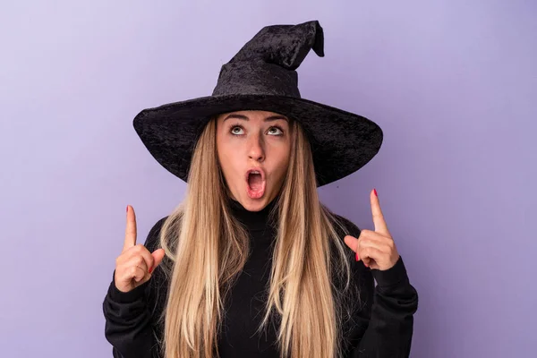 Joven Mujer Rusa Disfrazada Bruja Celebrando Halloween Aislada Sobre Fondo —  Fotos de Stock