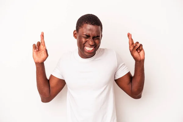 Mladý Africký Američan Izolovaný Bílém Pozadí Křížení Prsty Pro Štěstí — Stock fotografie