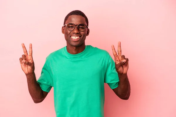 Jonge Afro Amerikaanse Man Geïsoleerd Roze Achtergrond Met Een Overwinning — Stockfoto