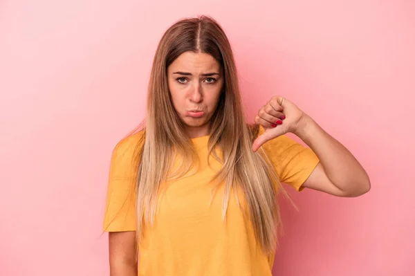 Joven Mujer Rusa Aislada Sobre Fondo Rosa Diciendo Chisme Señalando —  Fotos de Stock