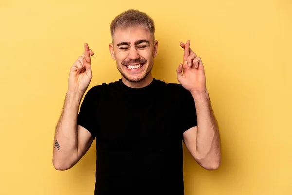 Jovem Caucasiano Isolado Fundo Amarelo Cruzando Dedos Para Ter Sorte — Fotografia de Stock