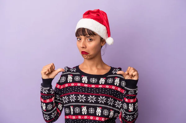 Молодая Смешанная Расовая Женщина Празднует Рождество Изолированы Фиолетовом Фоне Чувствует — стоковое фото
