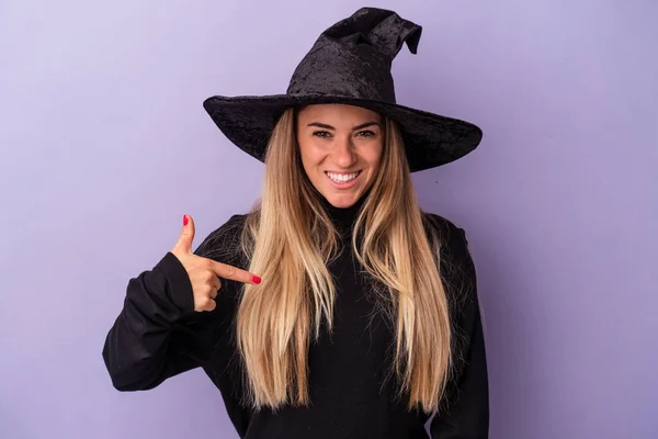 Jovem Mulher Russa Disfarçada Bruxa Celebrando Halloween Isolada Fundo Roxo — Fotografia de Stock