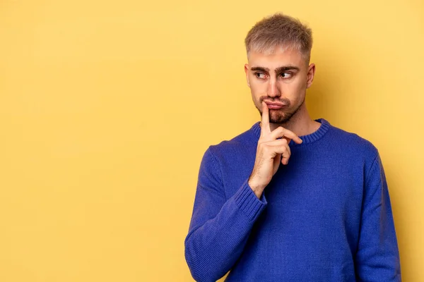 Junger Kaukasischer Mann Auf Gelbem Hintergrund Isoliert Und Mit Zweifelndem — Stockfoto