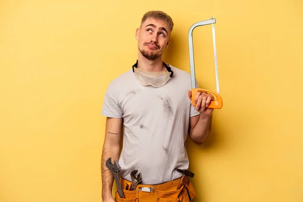 Jovem Eletricista Caucasiano Homem Isolado Fundo Amarelo Sonhando Alcançar Objetivos — Fotografia de Stock